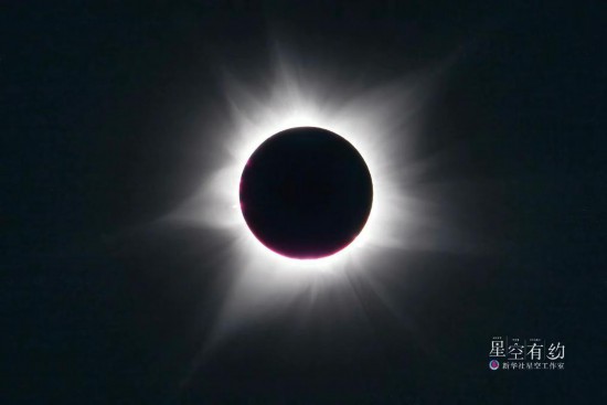 2023年4月20日，天宇上演日全環(huán)食（同一次日食，一部分地區(qū)可見日全食，另一部分地區(qū)可見日環(huán)食）。這是星空攝影師許曉平當日在澳大利亞拍攝的日食。（星聯(lián)CSVA供圖）