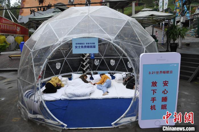 資料圖：工作人員以行為藝術(shù)的方式呼吁人們“放下手機(jī)、安心睡眠”。陳超 攝