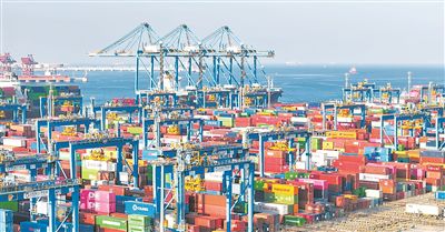 “新泉州”輪在山東港口青島港自動化碼頭（三期）的作業(yè)現(xiàn)場。山東港口青島港供圖