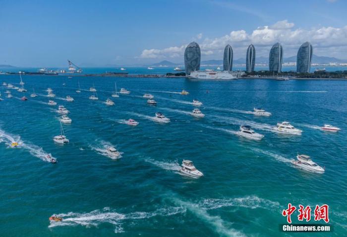 資料圖：航拍三亞眾多出海游玩的游艇回港。 駱云飛 攝
