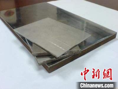 企業(yè)展示的金屬復(fù)合材料產(chǎn)品?！垕I子 攝