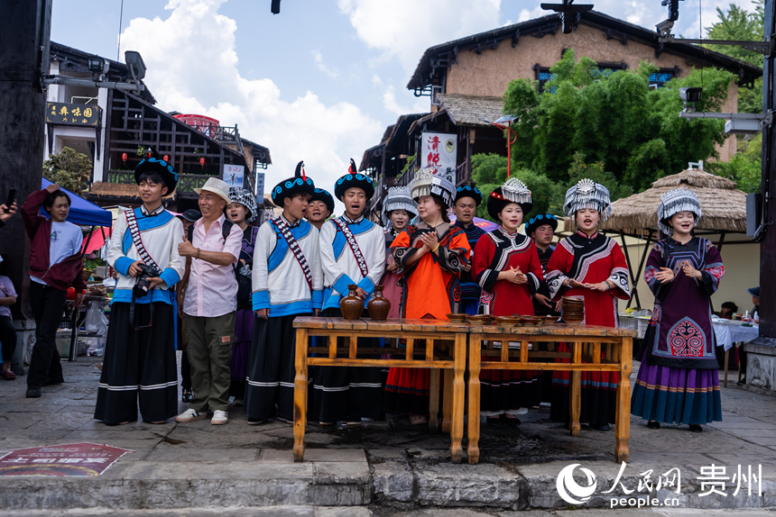 海坪文化小鎮(zhèn)里熱情的彝家“攔門酒”。人民網(wǎng)記者 涂敏攝