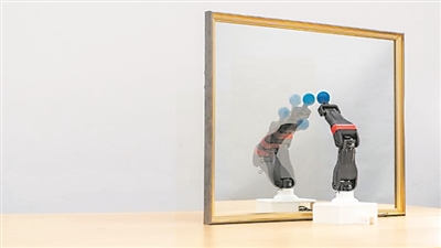  圖為機(jī)器人觀察自己在鏡子中的倒影，學(xué)習(xí)自身的形態(tài)和運(yùn)動(dòng)學(xué)，實(shí)現(xiàn)自主模擬。圖片來(lái)源：美國(guó)哥倫比亞大學(xué)