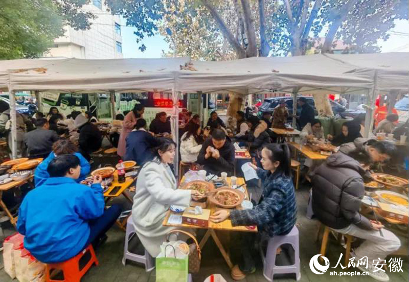 迎春街上，游客們品嘗廣德燉鍋。人民網(wǎng)記者 王銳攝
