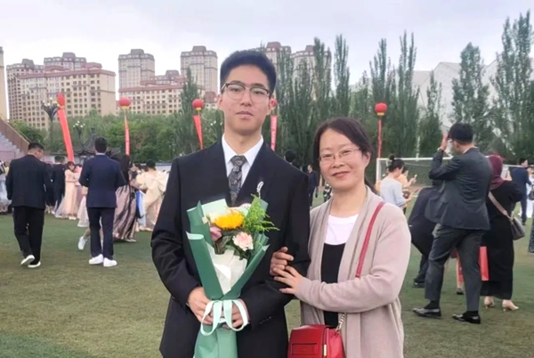 劉傲寒和媽媽合影。北航供圖