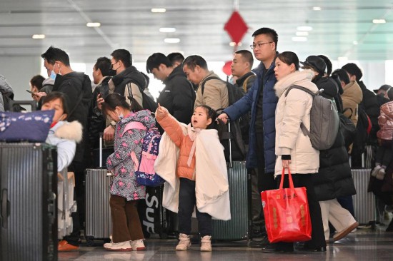 2月3日，家長帶領小朋友在北京豐臺站排隊檢票。新華社記者 宋為偉 攝