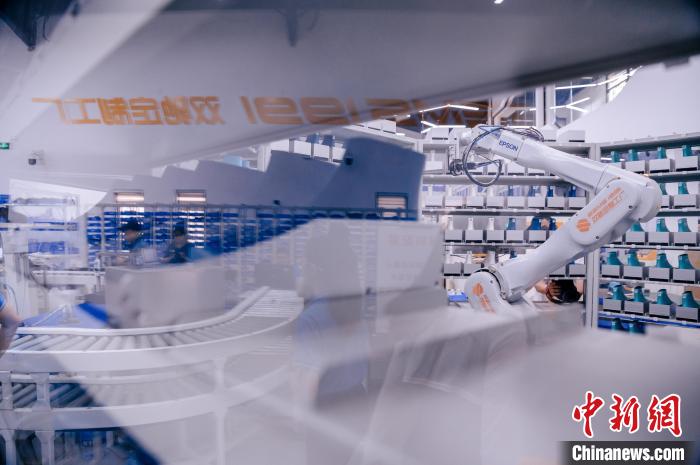 最快一個多小時，“私人訂制”的鞋子就能完成生產(chǎn)?！±钅宪?攝