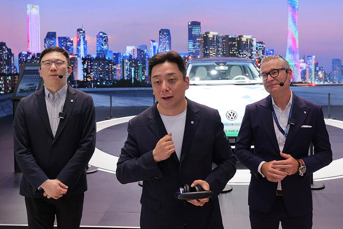 11月17日，上汽大眾汽車有限公司銷售與市場執(zhí)行副總經(jīng)理、上海上汽大眾汽車銷售有限公司總經(jīng)理俞經(jīng)民(中間)參加廣州車展展臺活動。 上汽大眾 供圖