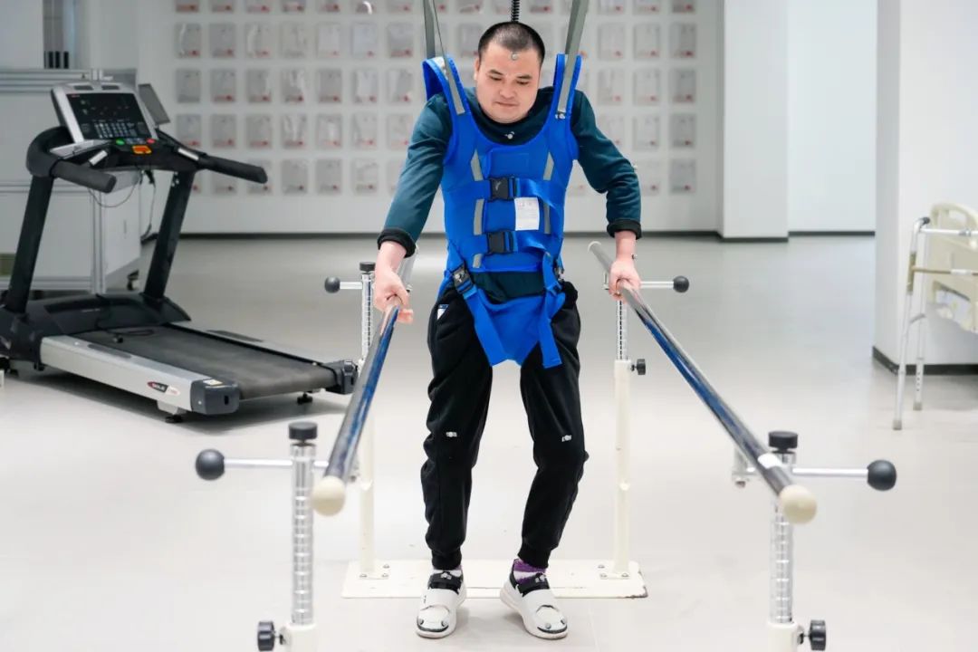 在術(shù)后第14天，患者依靠自身運動意圖行走。復(fù)旦大學(xué)供圖
