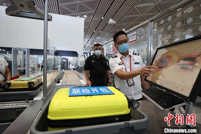 6月25日，在?？诿捞m國際機(jī)場T2航站樓，工作人員對完成改造的設(shè)備進(jìn)行模擬測試。　蔣啟明 攝