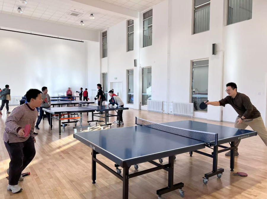 老師和學(xué)生在課間打乒乓球。人民網(wǎng) 白炅攝