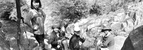 近日，資深驢友隨哥組織驢友到濟南仲宮太甲山游玩。圖為驢友正在山路上休息。隨哥供圖