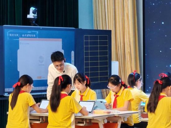 重慶科學(xué)城樹(shù)人思賢小學(xué)校教師執(zhí)教“S2C”示范課。