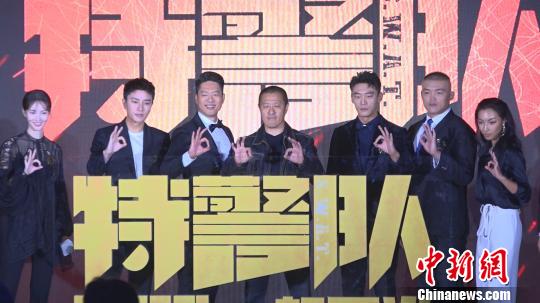 由導演丁晟所帶來的《特警隊》集結(jié)了凌瀟肅、賈乃亮、金晨等實力派演員?！】涤裾?攝