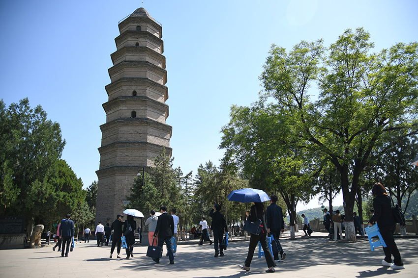 圖為2024年5月7日，游客在延安寶塔山參觀。 新華社記者 張博文 攝