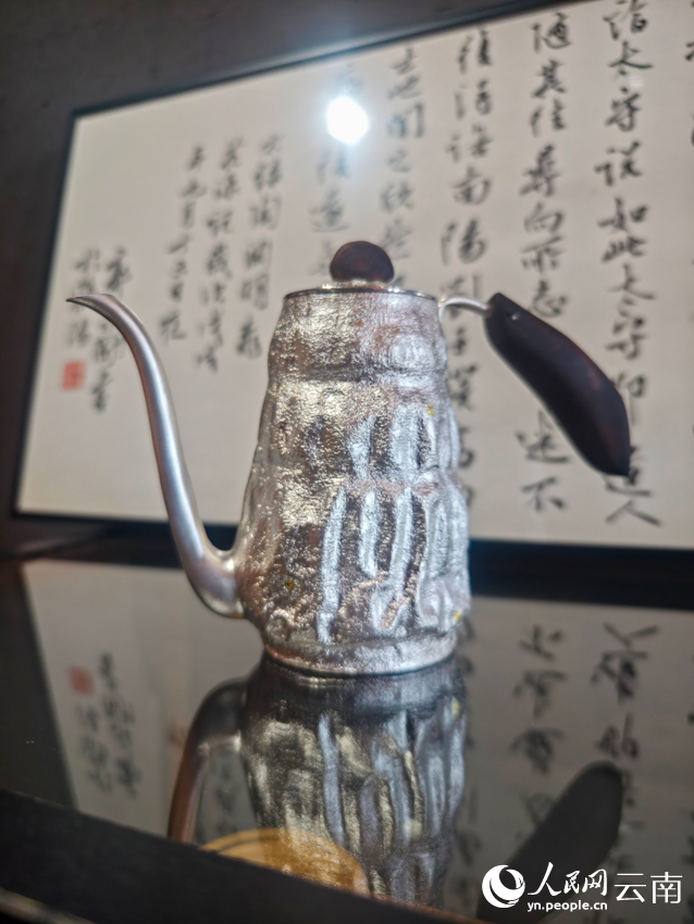 李杰加工制作的銀壺。人民網(wǎng)記者 符皓攝