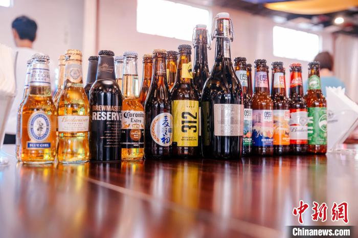 莆田基地主要生產(chǎn)全球旗艦品牌百威、科羅娜、貝克等啤酒，并生產(chǎn)雪津啤酒、雪山啤酒、藍(lán)妹啤酒等?！±钅宪?攝