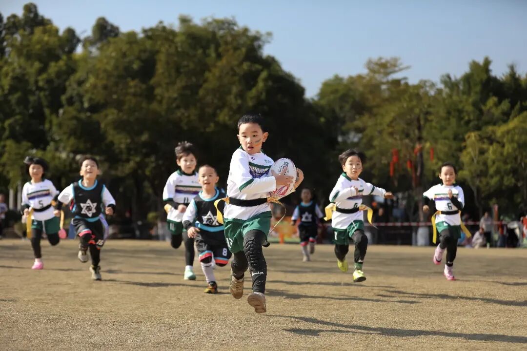 福建省福州市兒童公園，幼兒組隊(duì)員正在進(jìn)行橄欖球比賽。謝貴明攝（人民視覺(jué)）