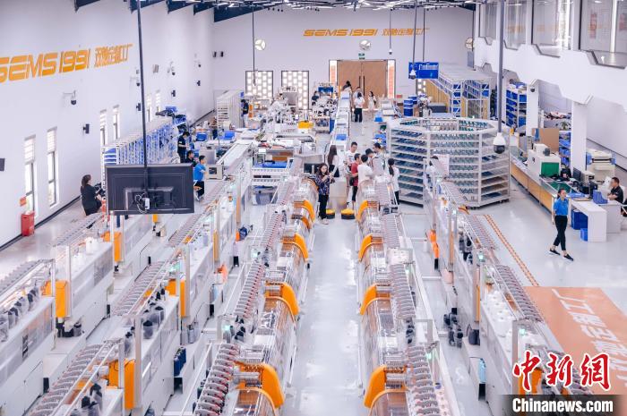 “高質(zhì)量發(fā)展調(diào)研行”主題采訪活動來到福建莆田雙馳鞋業(yè)個性化定制示范工廠?！±钅宪?攝