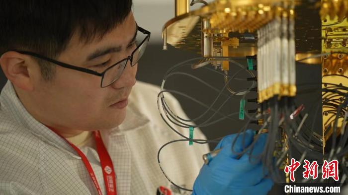 科研人員正在組裝超導量子計算機。