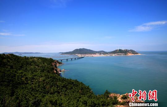 煙臺環(huán)境優(yōu)美、氣候宜人，遍布的海水浴場、濱海觀光景點為游艇帆船產(chǎn)業(yè)發(fā)展創(chuàng)造了條件。(資料圖) 楊兵 攝