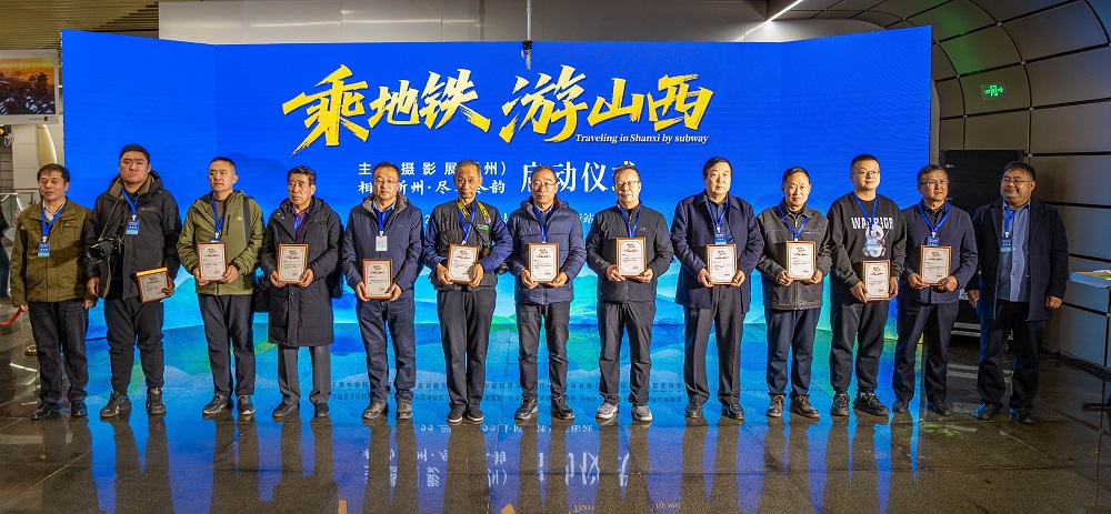 活動(dòng)為參展攝影家頒發(fā)入展證書。