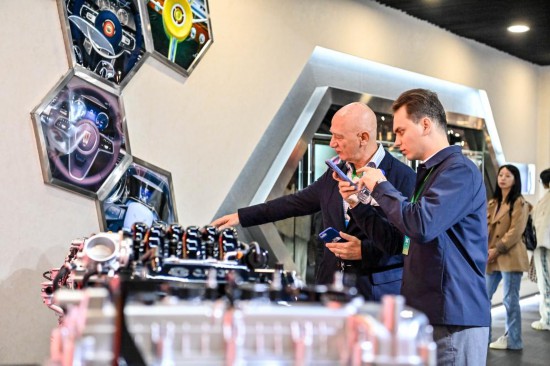  10月14日，外賓在吉林長(zhǎng)春中國(guó)一汽紅旗文化展館參觀。新華社記者 顏麟蘊(yùn) 攝