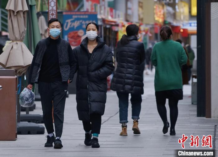 圖為市民穿羽絨服出行。　馬銘言 攝