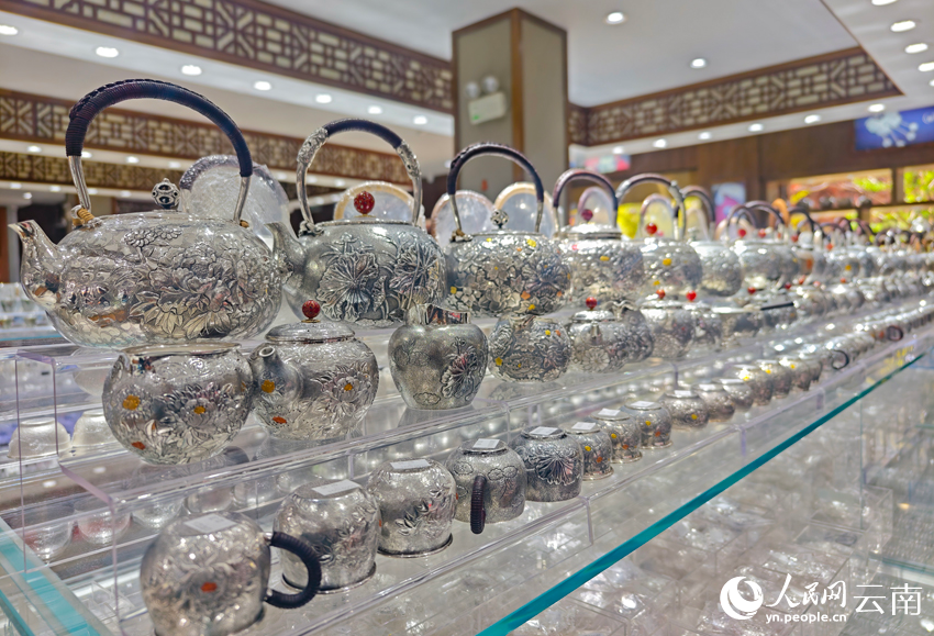 新華村一家銀器店里的各類銀器。人民網(wǎng)記者 符皓攝