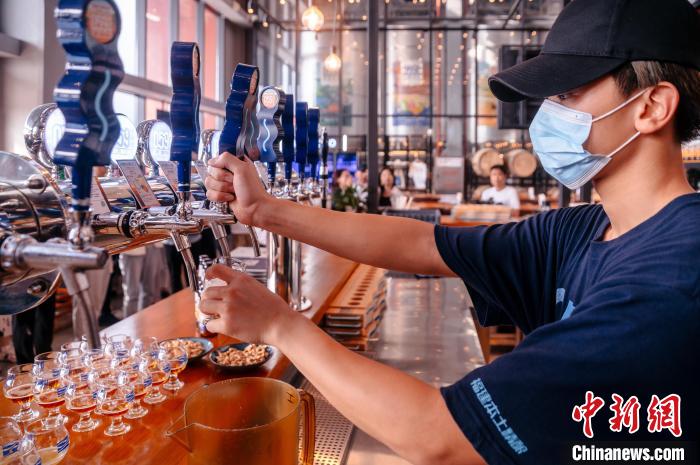 圖為百威雪津啤酒莆田基地工作人員正在打酒。　李南軒 攝